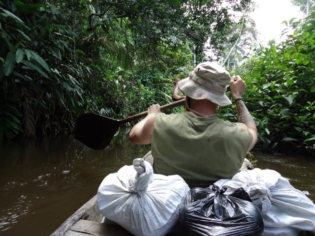kanoe v dzungli amazon Peru